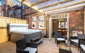 Emerald Park - Hot Tub & Games Room!
